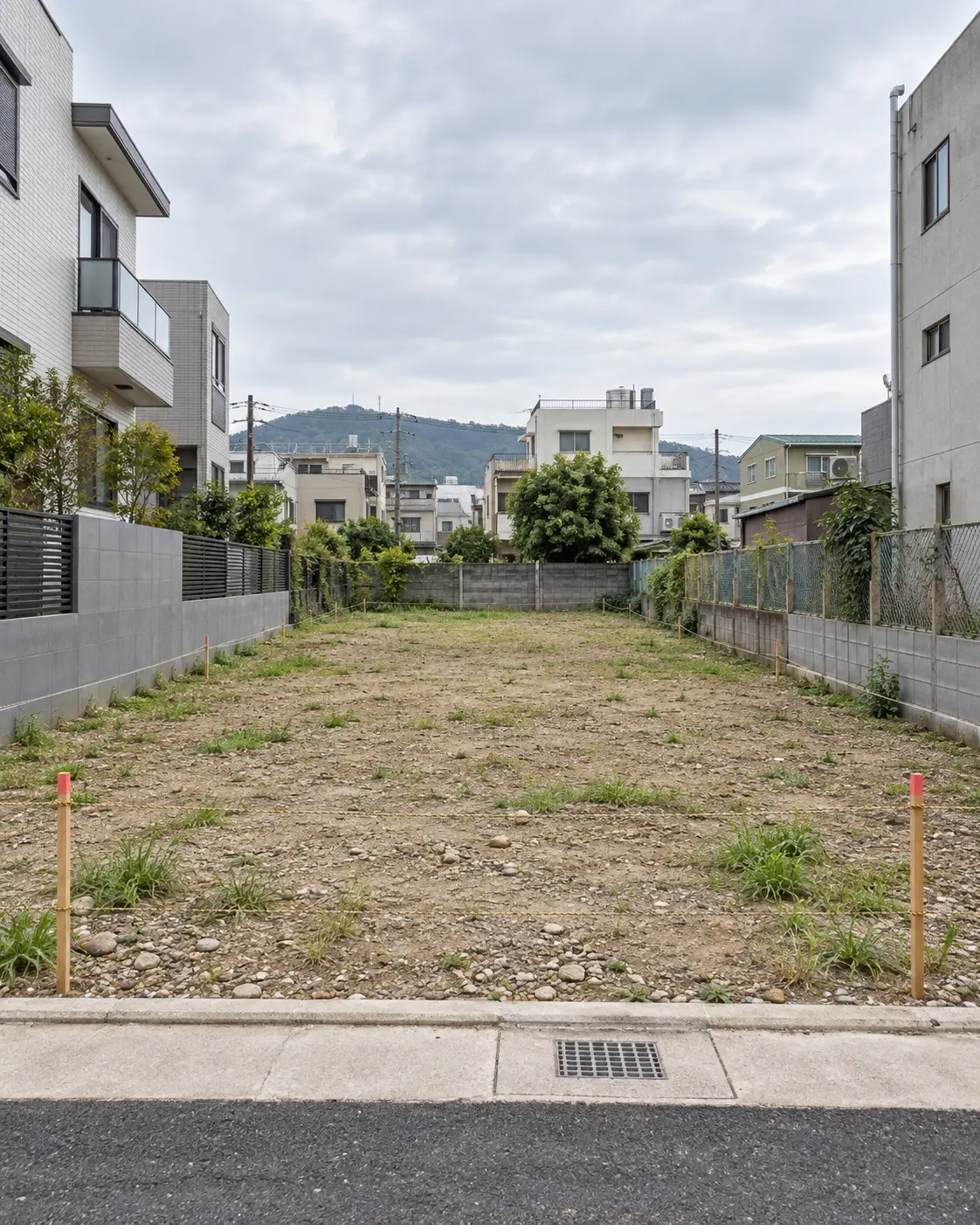 先看地本身：面寬 12 米 × 深度 25 米，約 90 坪｜住宅區，形狀方正