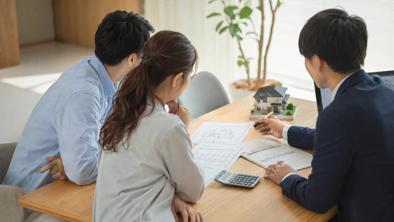 首購夫妻向銀行及房地產顧問確認青安3.0資格與家庭預算