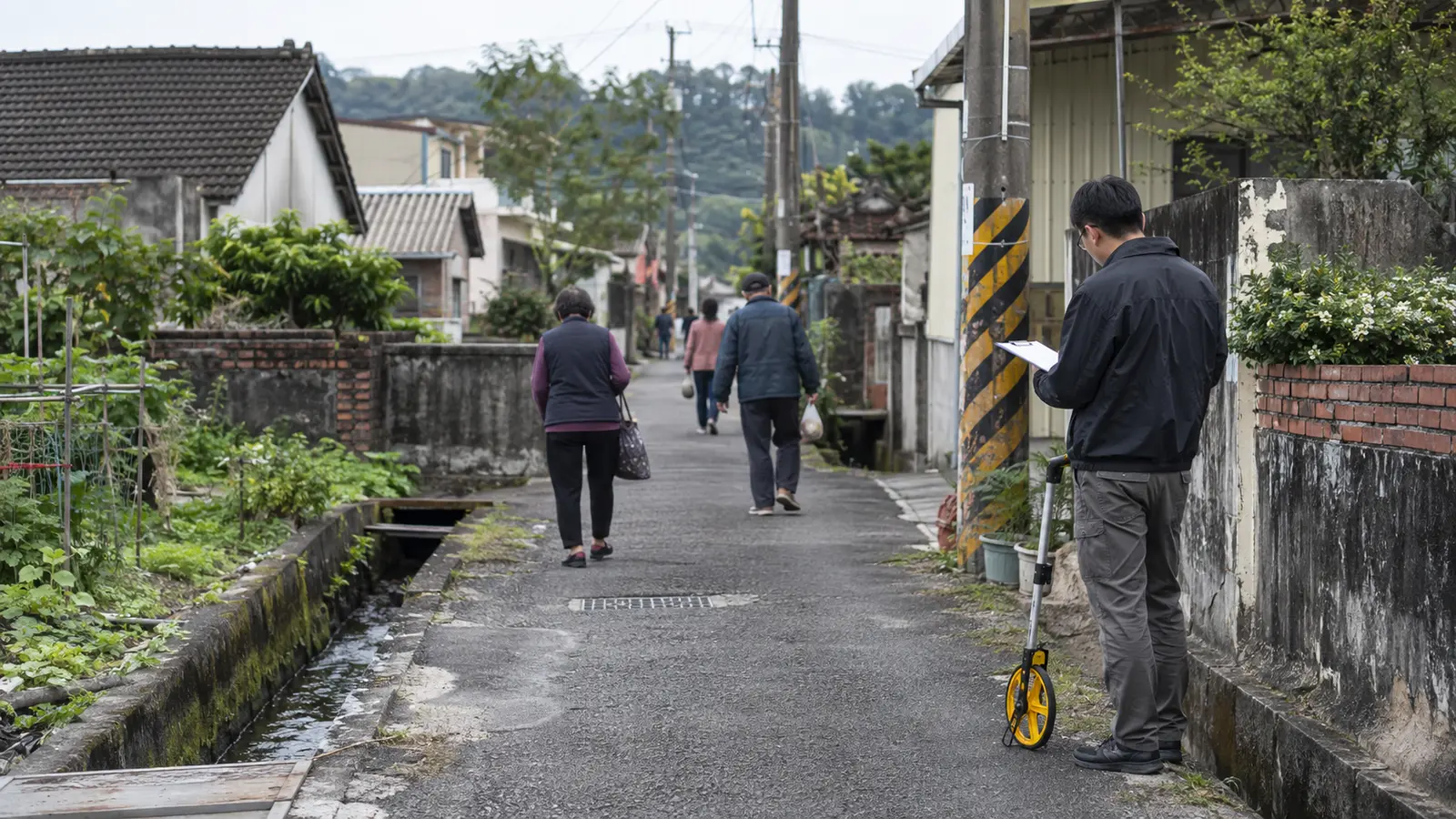 土地顧問在台灣聚落巷道旁記錄道路寬度與長期通行情形