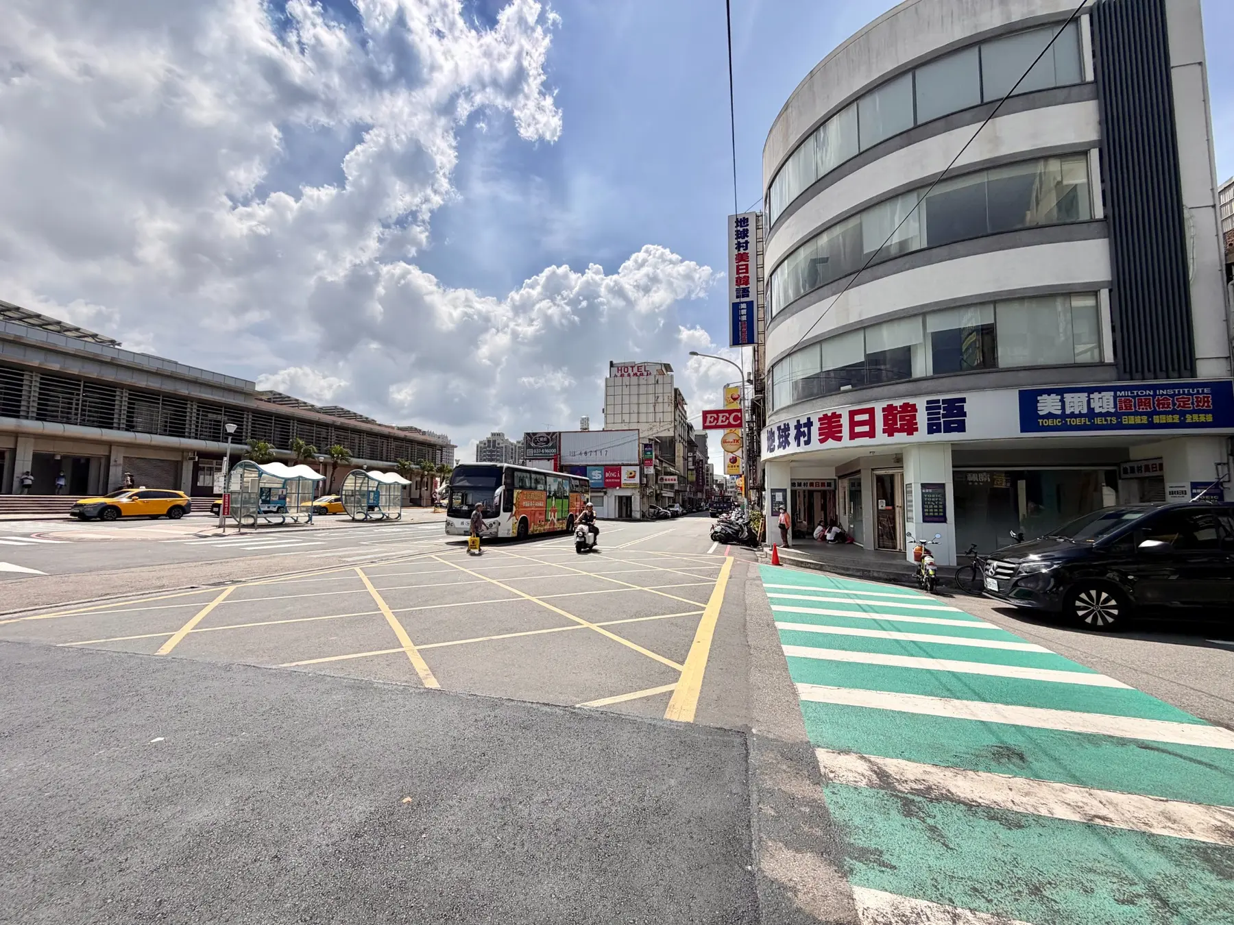 竹南火車站前道路與市區實景