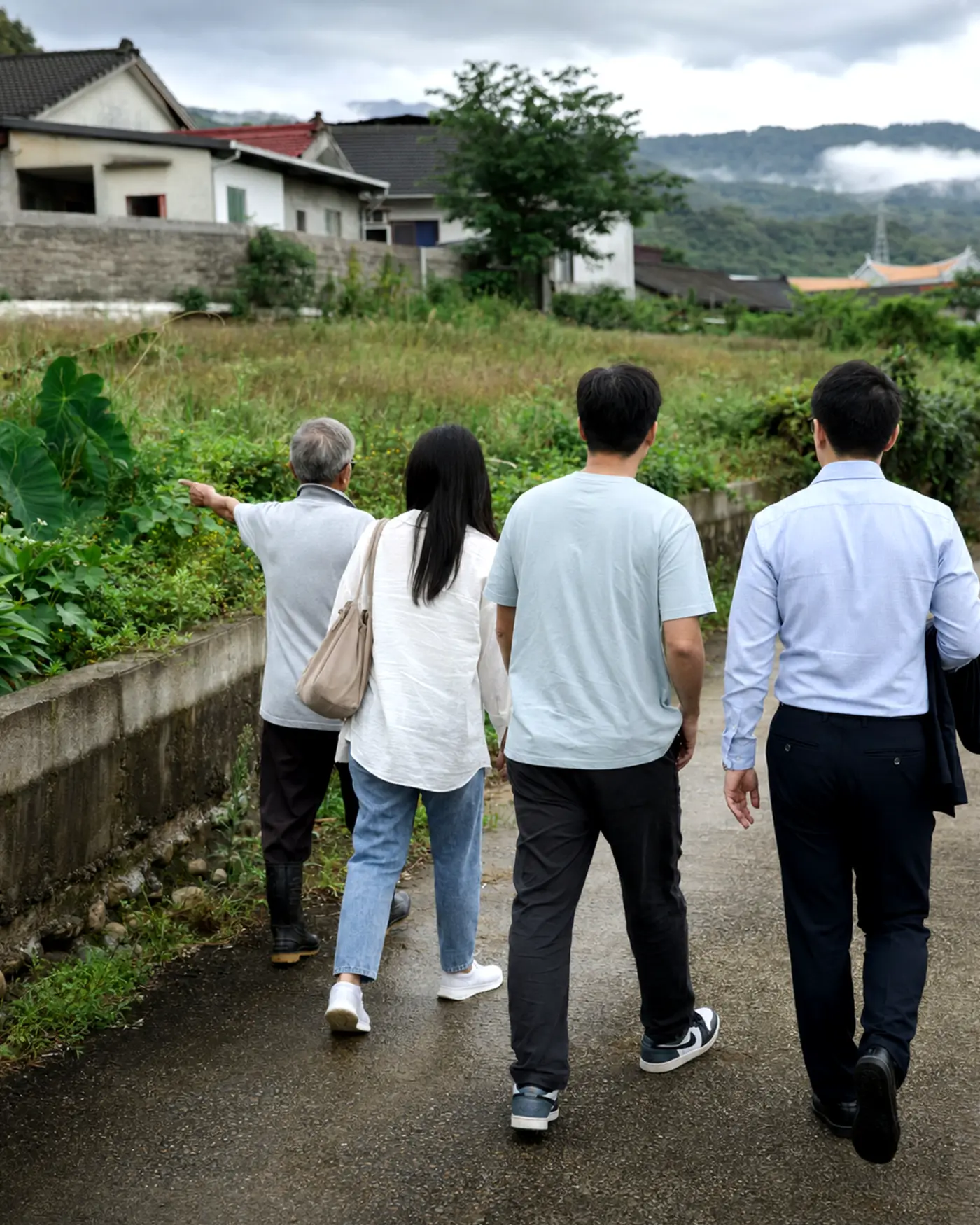 土地開發整合顧問陪同客戶現場會勘